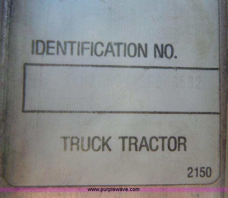 image for item 8537 1995 Kenworth T600  semi truck