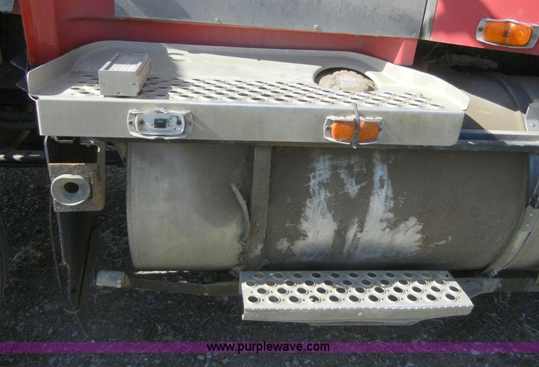 image for item 8537 1995 Kenworth T600  semi truck