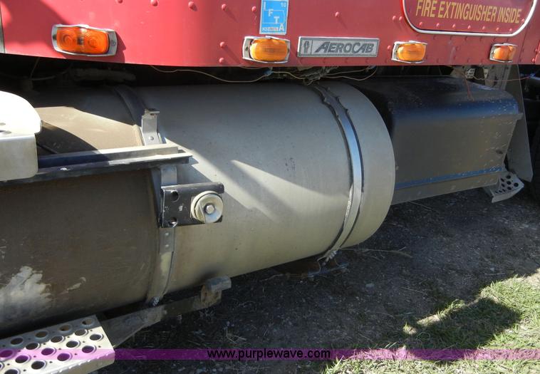 image for item 8537 1995 Kenworth T600  semi truck