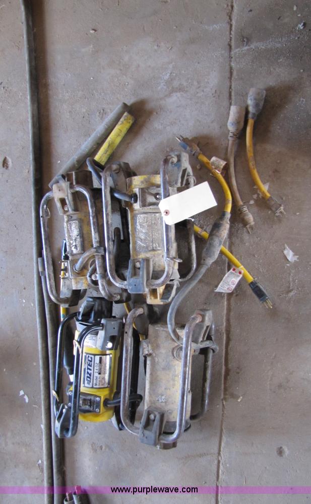 (4) Oztec 2.4 oz concrete vibrators in KS Item 8651 sold Purple Wave