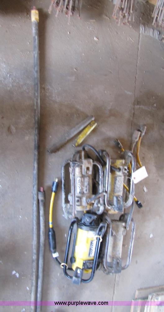 (4) Oztec 2.4 oz concrete vibrators in KS Item 8651 sold