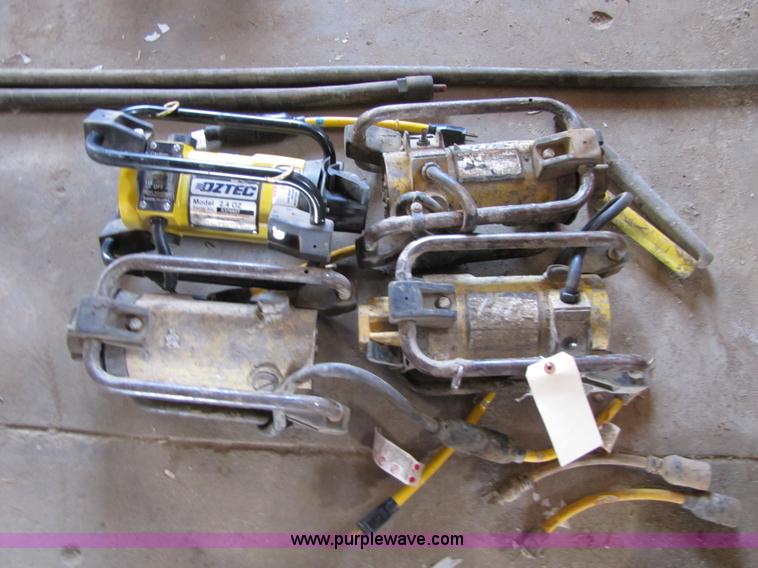 (4) Oztec 2.4 oz concrete vibrators in KS Item 8651 sold Purple Wave