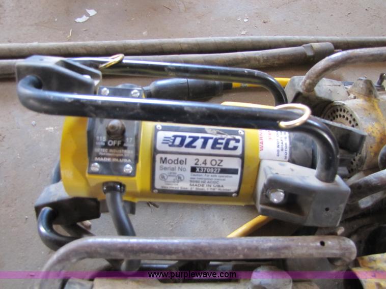 (4) Oztec 2.4 oz concrete vibrators in KS Item 8651 sold Purple Wave