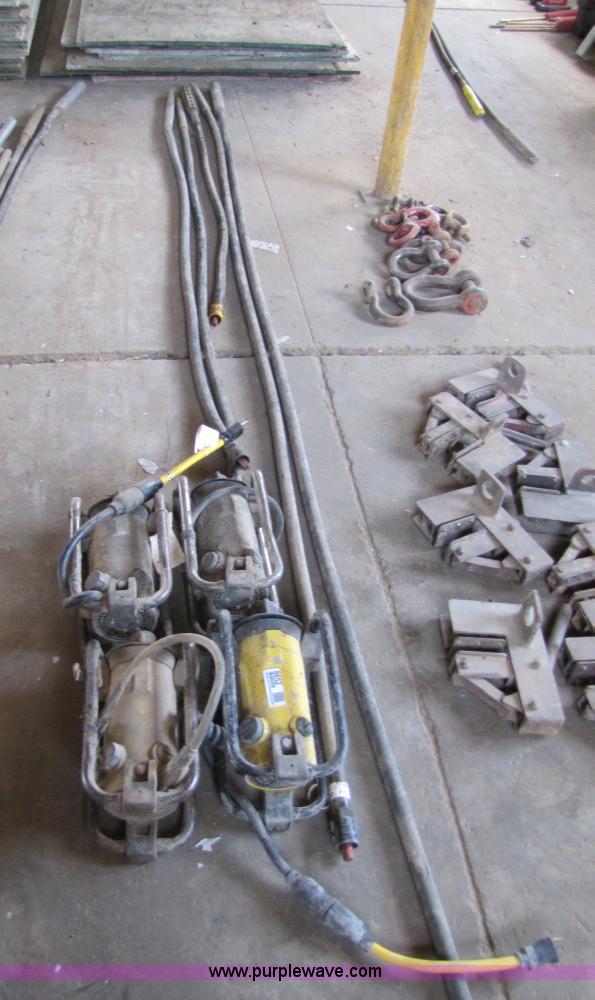 (4) Oztec 2.4 oz concrete vibrators in KS Item 8652 sold Purple Wave