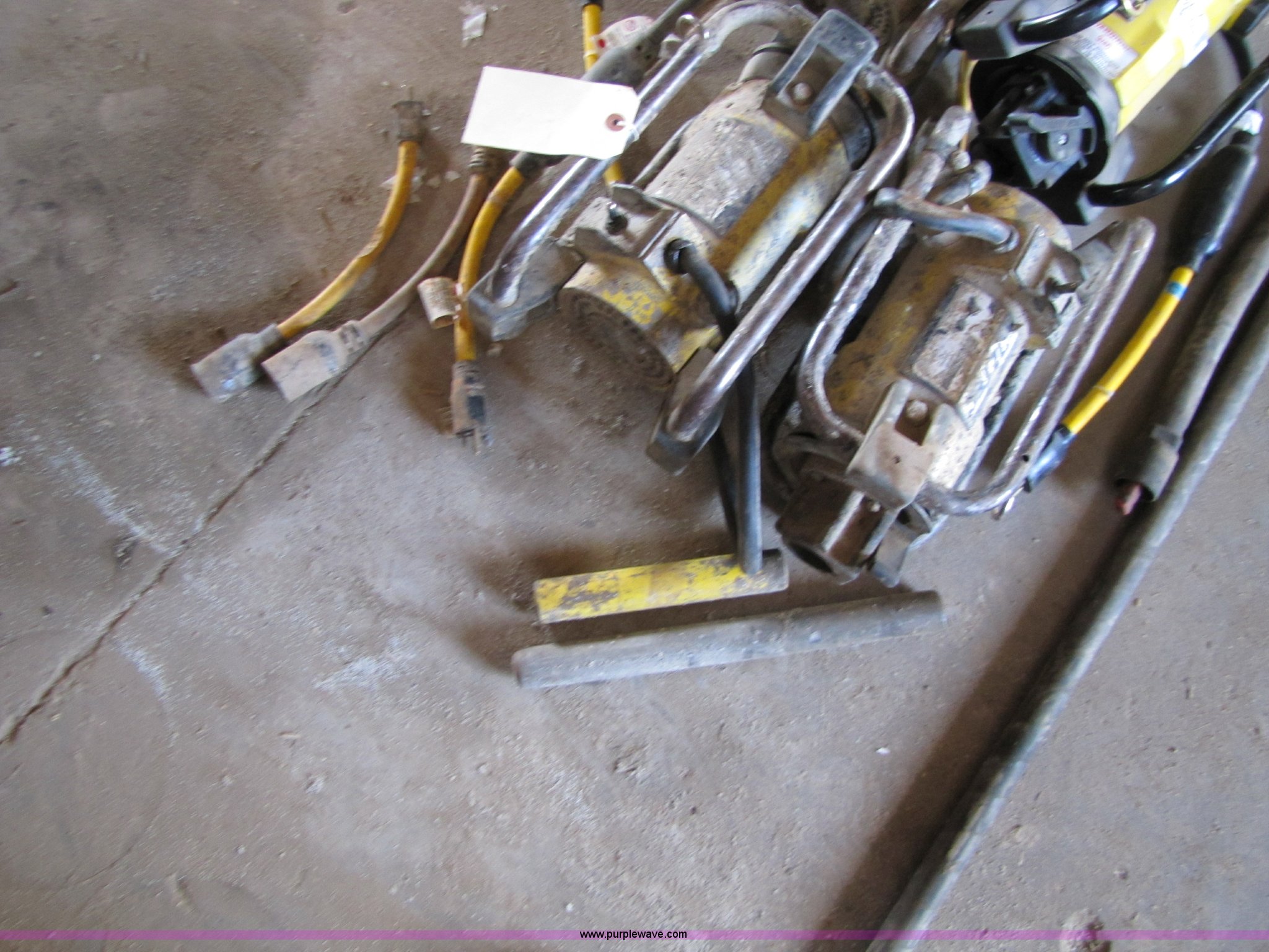 (4) Oztec 2.4 oz concrete vibrators in KS Item 8651 sold