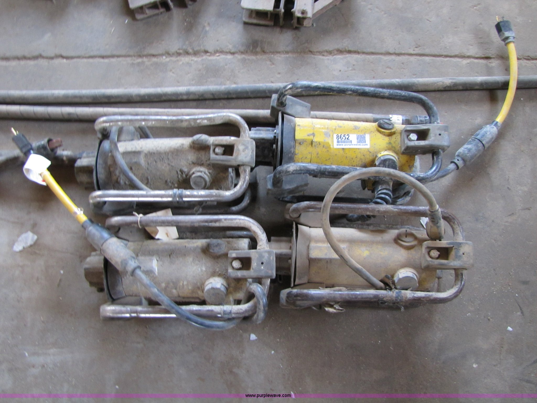 (4) Oztec 2.4 oz concrete vibrators in KS Item 8652 sold Purple Wave