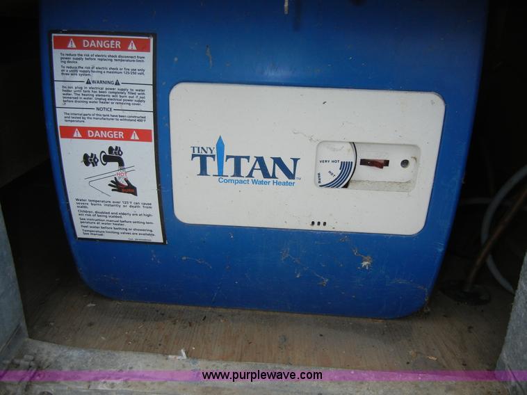 image for item 2365 1976 Winnebago Brave RV camper