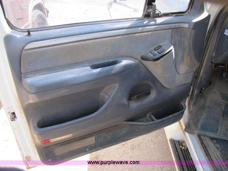 image for item 3473 1992 Ford F350 Super Duty Western Hauler pickup truck