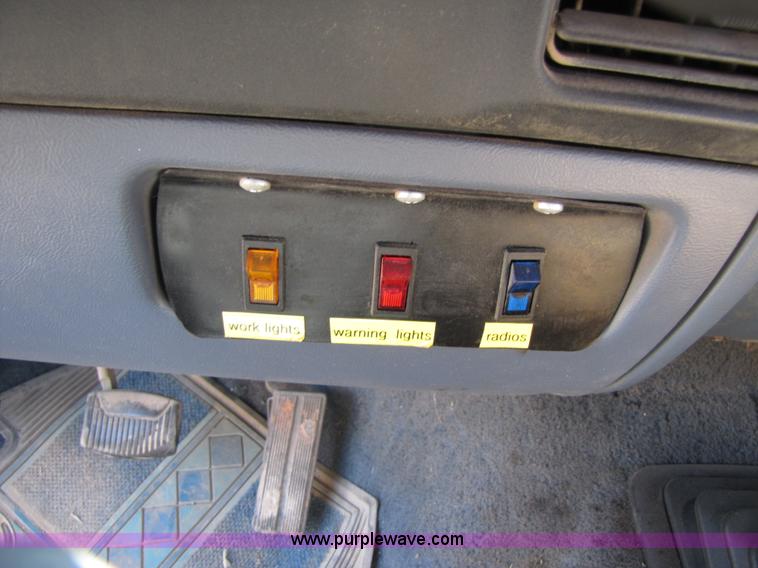 image for item 3473 1992 Ford F350 Super Duty Western Hauler pickup truck