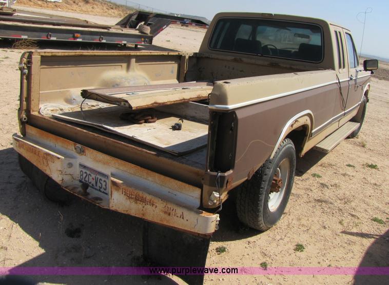 image for item 3474 1983 Ford F250 XLT extended cab pickup truck
