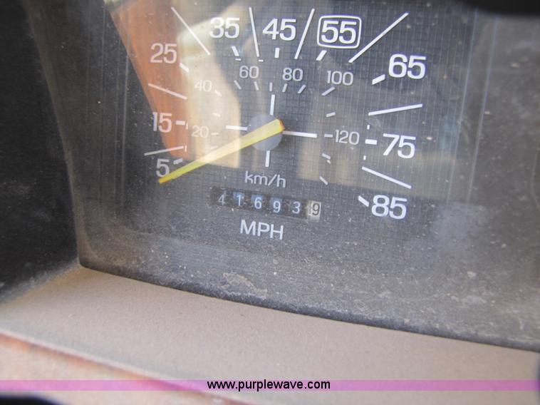 image for item 3474 1983 Ford F250 XLT extended cab pickup truck