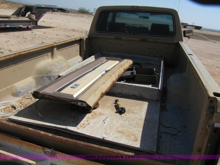 image for item 3474 1983 Ford F250 XLT extended cab pickup truck