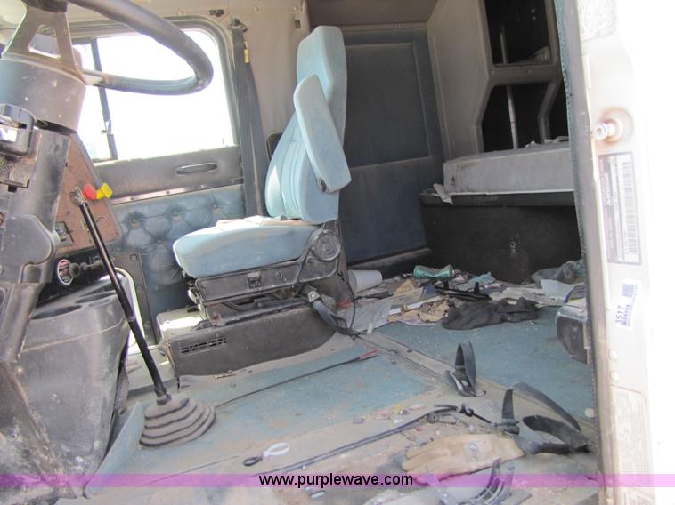 image for item 3517 1998 International 9400 semi truck