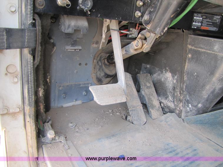 image for item 3517 1998 International 9400 semi truck