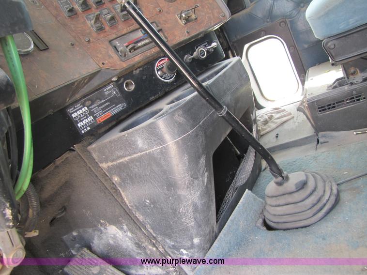 image for item 3517 1998 International 9400 semi truck