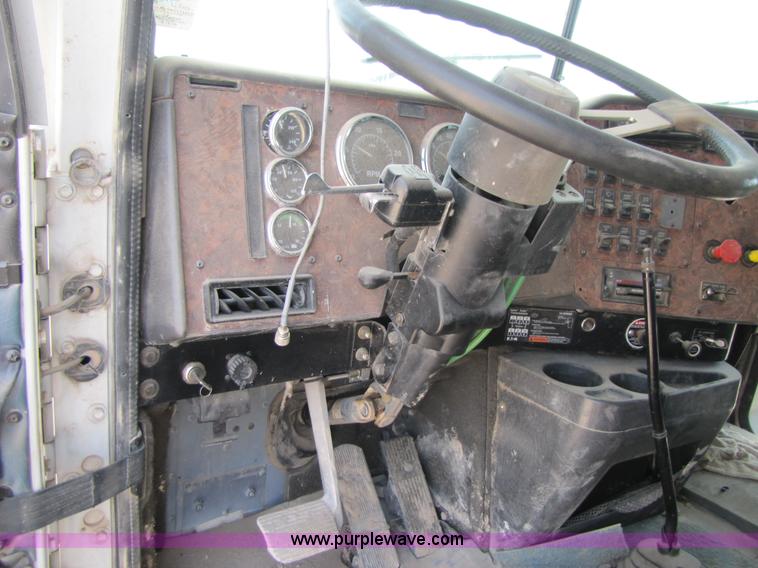 image for item 3517 1998 International 9400 semi truck