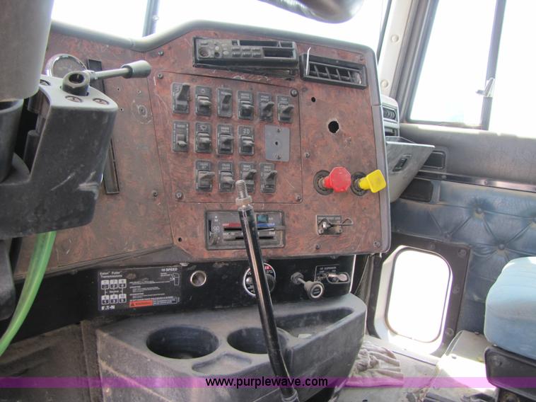 image for item 3517 1998 International 9400 semi truck