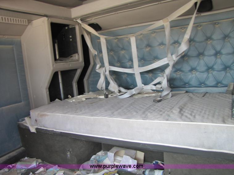 image for item 3517 1998 International 9400 semi truck