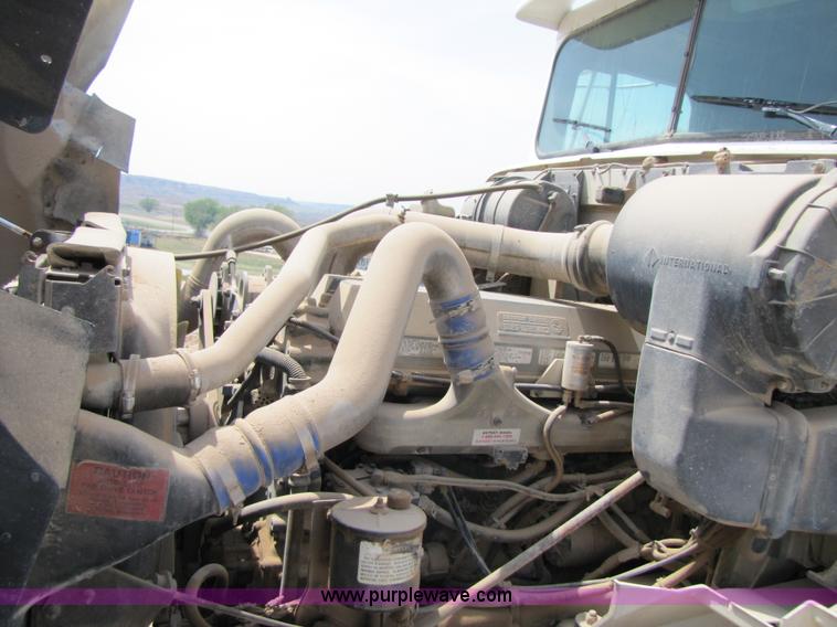 image for item 3517 1998 International 9400 semi truck