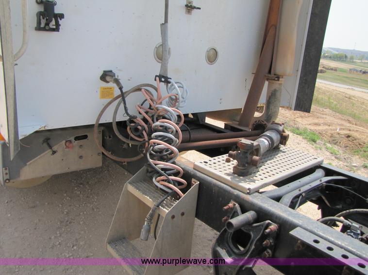 image for item 3517 1998 International 9400 semi truck