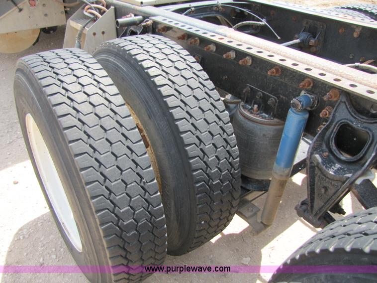 image for item 3517 1998 International 9400 semi truck