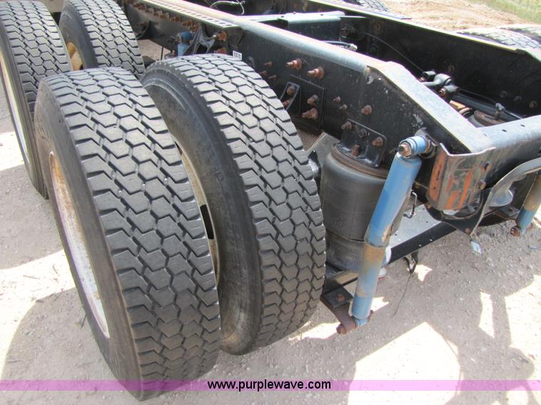 image for item 3517 1998 International 9400 semi truck