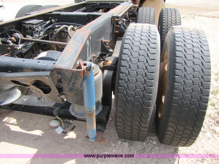 image for item 3517 1998 International 9400 semi truck