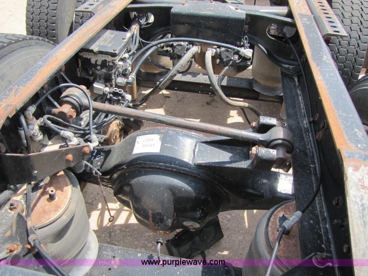 image for item 3517 1998 International 9400 semi truck