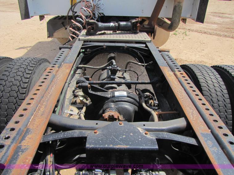 image for item 3517 1998 International 9400 semi truck