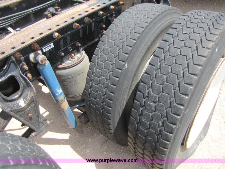 image for item 3517 1998 International 9400 semi truck