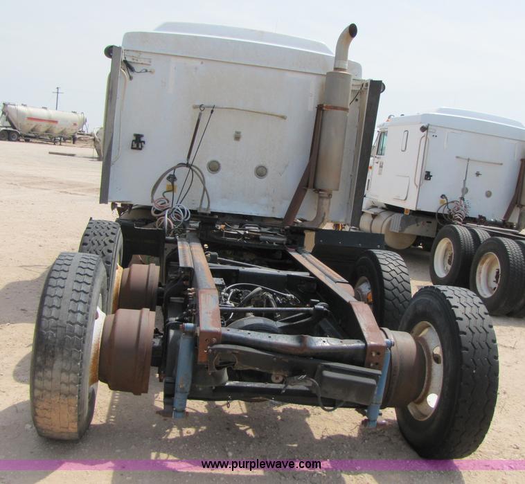 image for item 3518 1998 International 9400 semi truck