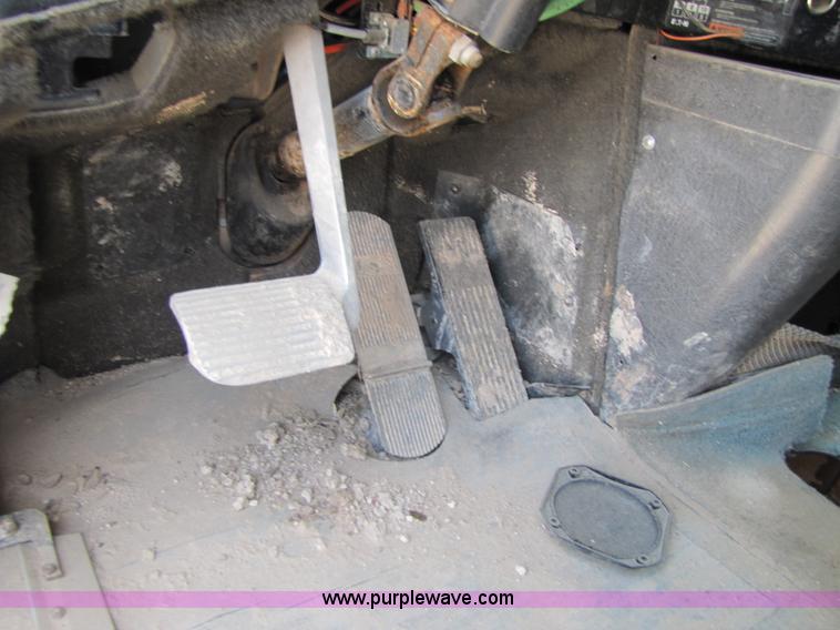 image for item 3518 1998 International 9400 semi truck