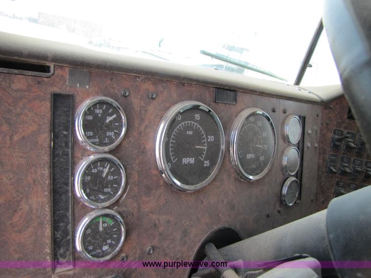 image for item 3518 1998 International 9400 semi truck