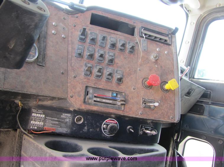 image for item 3518 1998 International 9400 semi truck