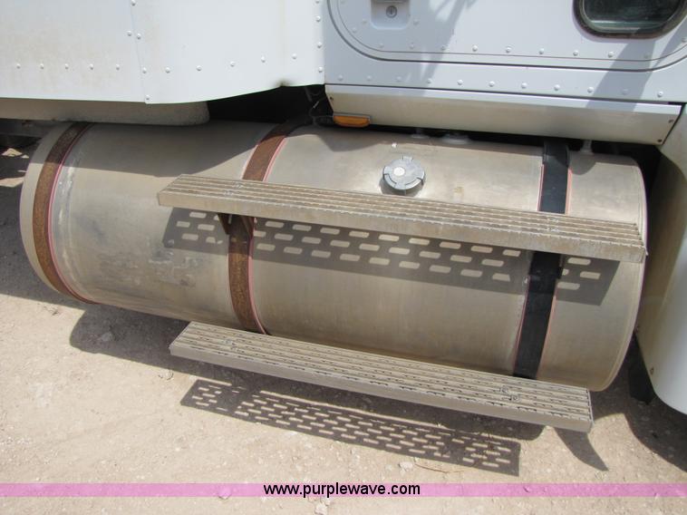 image for item 3518 1998 International 9400 semi truck