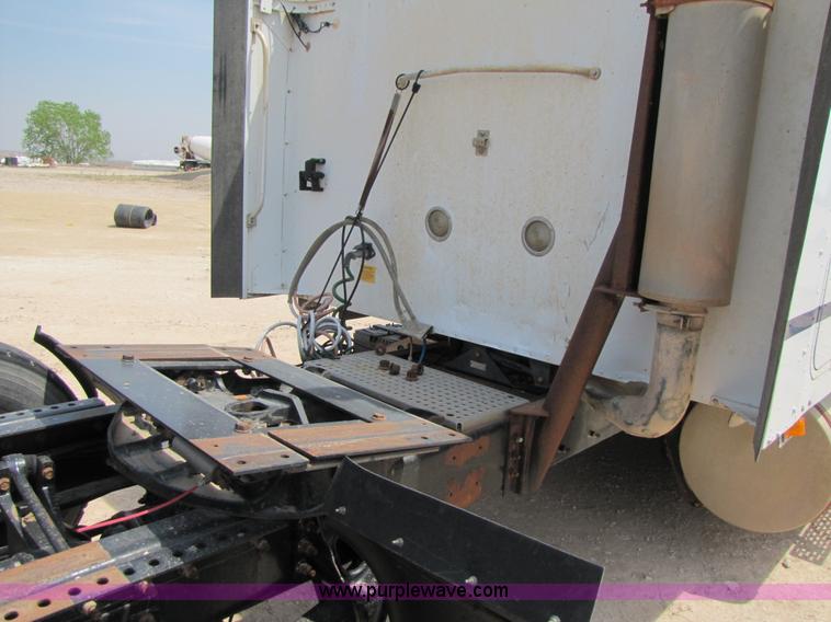 image for item 3518 1998 International 9400 semi truck