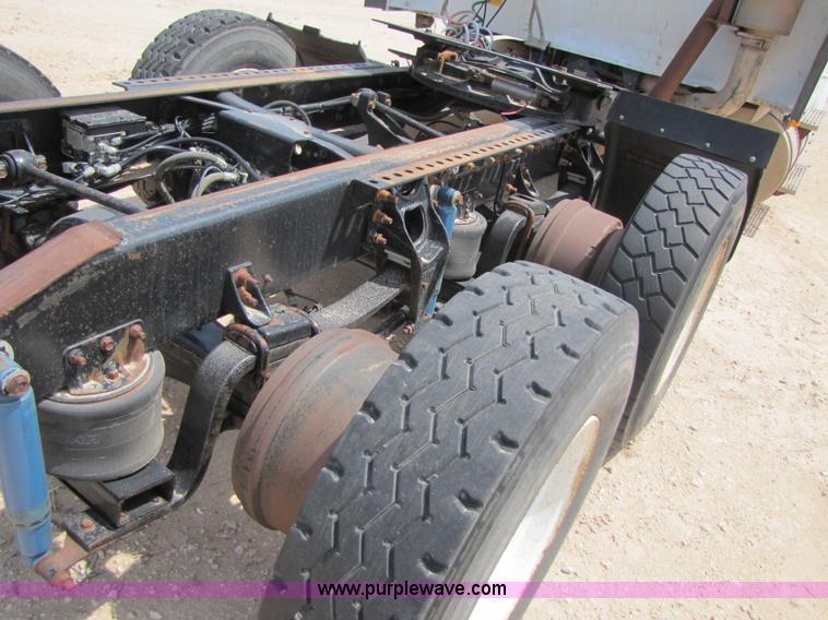 image for item 3518 1998 International 9400 semi truck