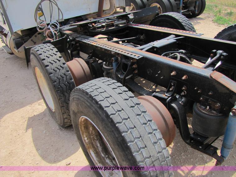 image for item 3518 1998 International 9400 semi truck