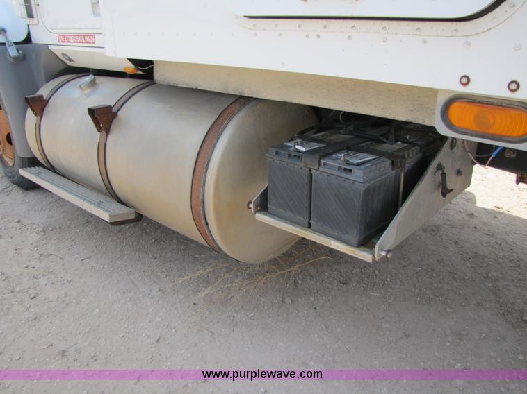 image for item 3518 1998 International 9400 semi truck