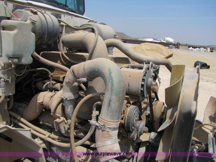 image for item 3518 1998 International 9400 semi truck