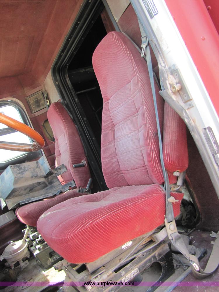 image for item 3519 1989 Peterbilt 377 semi truck