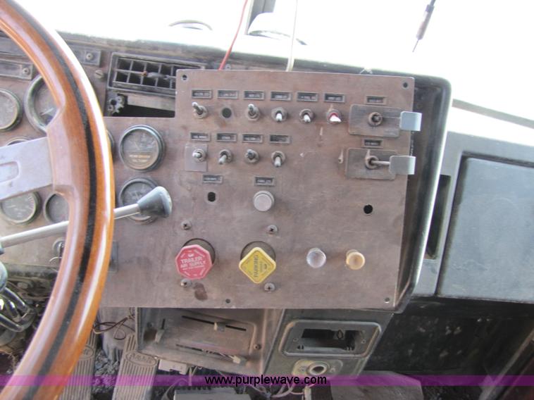 image for item 3519 1989 Peterbilt 377 semi truck