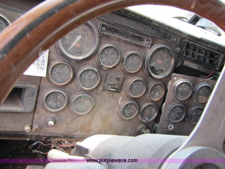 image for item 3519 1989 Peterbilt 377 semi truck