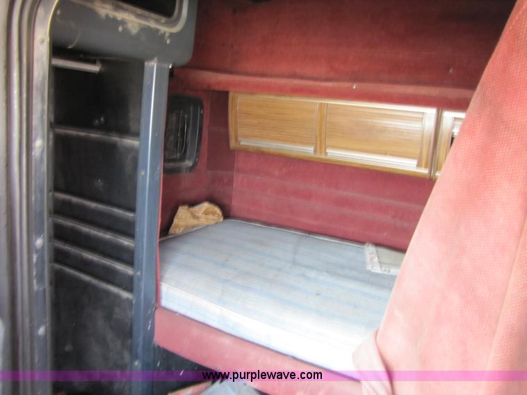 image for item 3519 1989 Peterbilt 377 semi truck