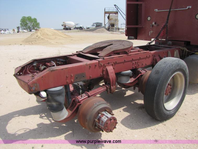 image for item 3519 1989 Peterbilt 377 semi truck