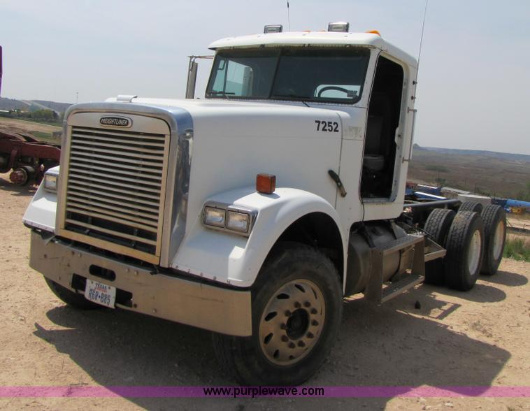 image for item 3520 2000 Freightliner FLD120SD semi truck