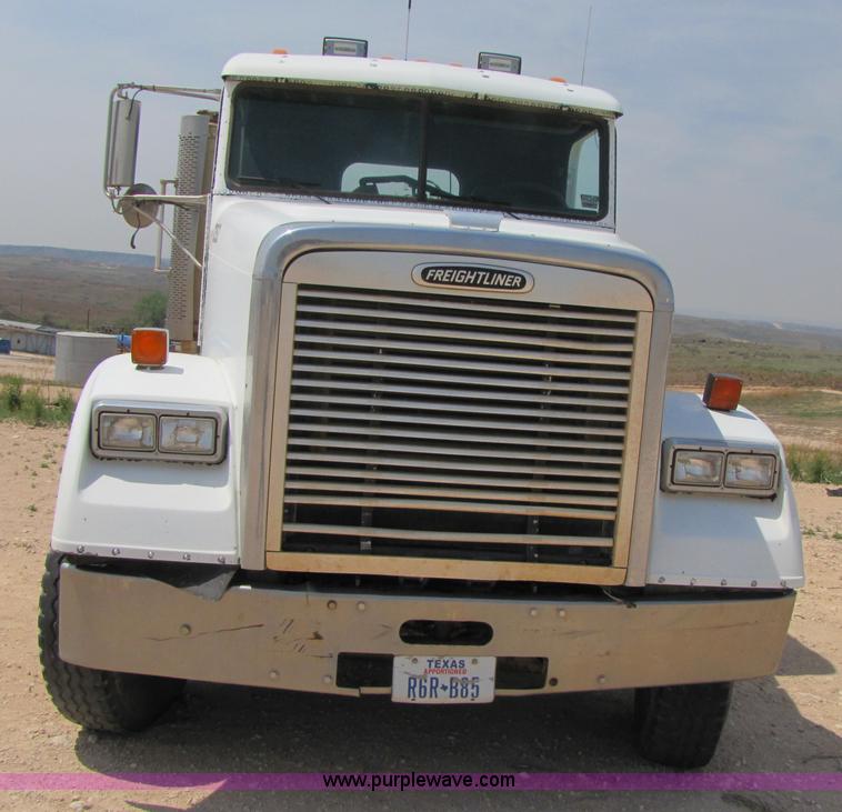 image for item 3520 2000 Freightliner FLD120SD semi truck