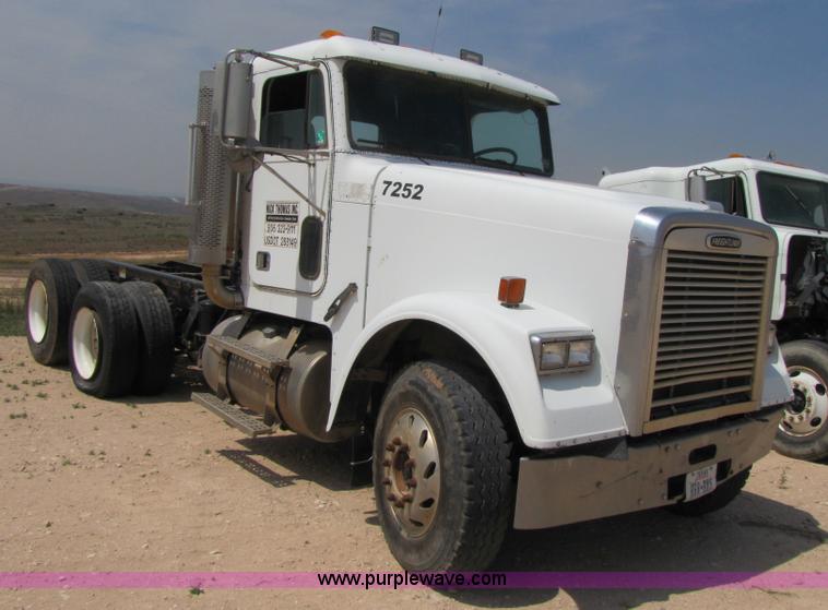 image for item 3520 2000 Freightliner FLD120SD semi truck