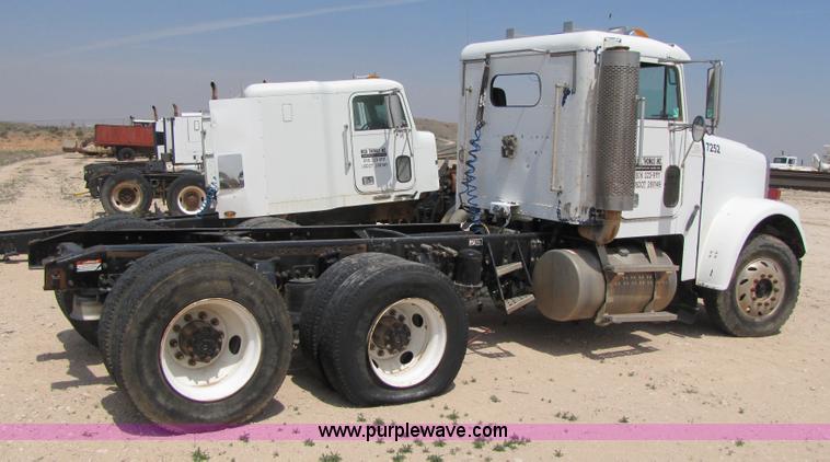 image for item 3520 2000 Freightliner FLD120SD semi truck