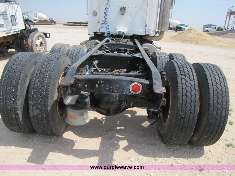 image for item 3520 2000 Freightliner FLD120SD semi truck